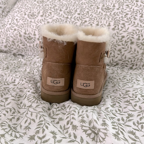 (SOLD) Women’s Bailey button Uggs - Picture 3 of 3